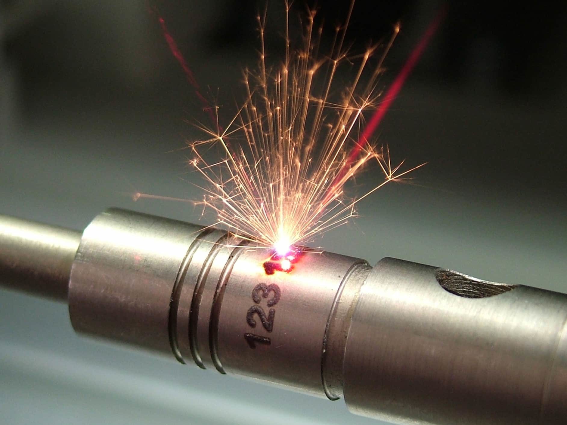 Metal parça üzerinde lazer markalama uygulaması